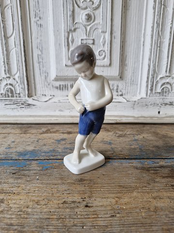 B&G Figur - Dreng der kigger i sin lomme no. 1759