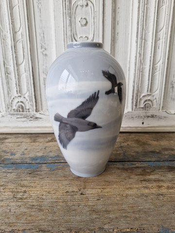 Royal Copenhagen Art Nouveau vase dekoreret med krager der flyver over et vinterlandskab no. 1412/47D