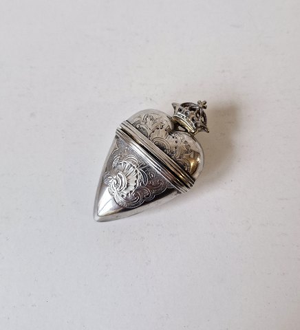 1800tals Hjerteformet hovedvandsæg i sølv, prydet med krone og rokoko dekoration