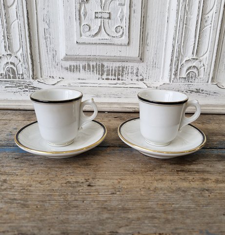 Par små franske café brûlot kopper i kraftigt jern porcelæn dekoreret med sort og guld fra A.Pillivuyt
