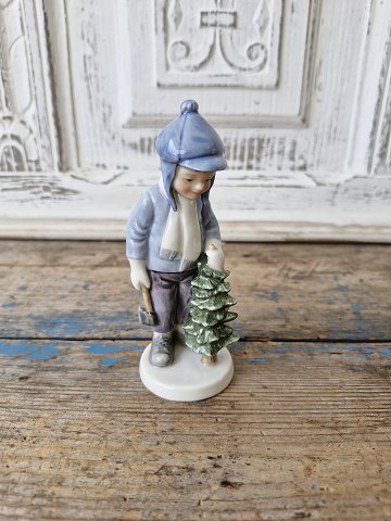 Royal Copenhagen Års julefigur 2002 Dreng med juletræ no. 032