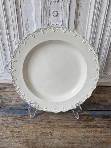 Engelsk Creamware tallerken dekoreret med fjerkant i relief 24,5 cm.