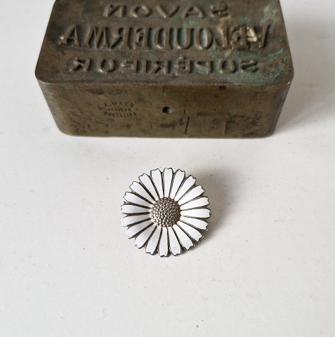 Margueritte broche i sølv og emalje