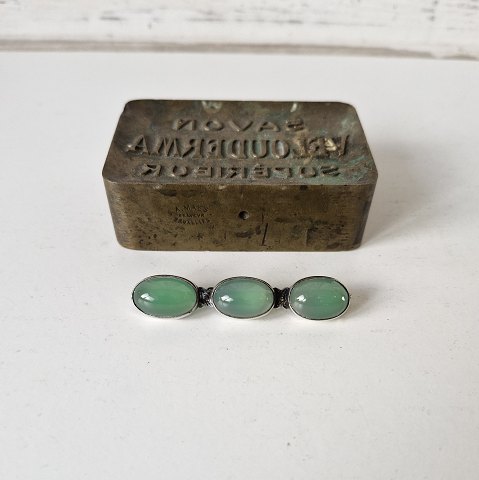 Sølv broche prydet med tre cabochon slebne agater
