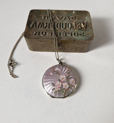 Smuk medaljon med kæde i forgyldt sølv og lyslilla/lyserød emalje dekoreret med kirsebærblomster