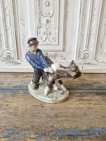 Royal Copenhagen figur - Dreng med kalv no. 772