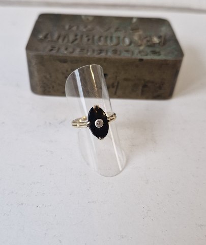Smuk gammel ring i 14 kt. guld med oval onyx prydet med gammel slebet diamant