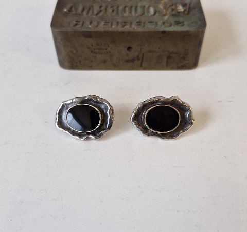 Par store ørestikker i sterlingsølv med onyx af Niels Gunni Vase