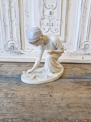 B&G sjælden Art Nouveau figur - Pige der plukker åkander no. 1685 - OBS fremstår med skade