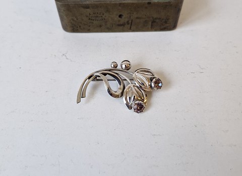 Vintage sølv broche i form af blade og blomster med lilla sten af Hermann Siersbøl