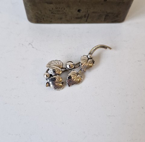 Vintage sølv broche i form af gren med små blade af Hermann Siersbøl