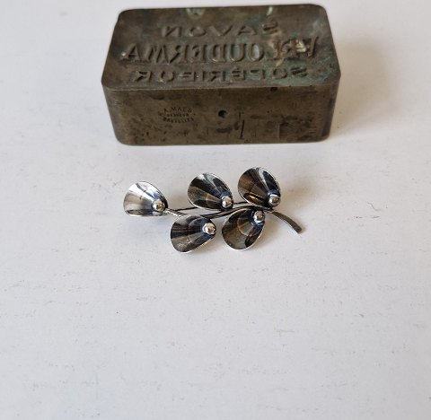 N.E.From vintage broche i sterlingsølv i form af gren med blade