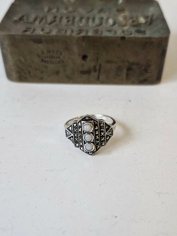 Art deco ring i sterlingsølv med tre opaler omkranset af markasitter