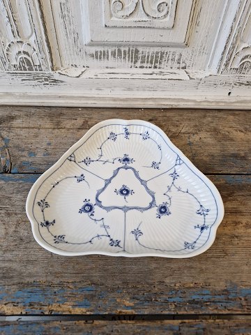 Royal Copenhagen Musselmalet riflet trekantet fad no. 27