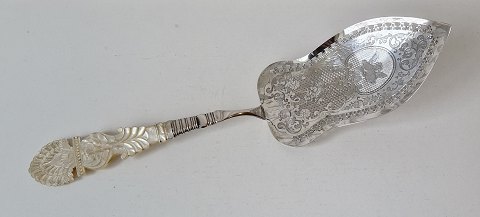 Stor fiskespade i sølv med perlemors håndtag. Wold Petersen 1717-63 Haderslev