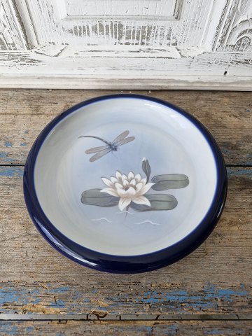 Royal Copenhagen skål dekoreret med åkande og guldsmed no. 2367/2356