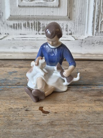 B&G figur - Bliv gode venner - pige med hundehvalp og kattekilling no. 2333